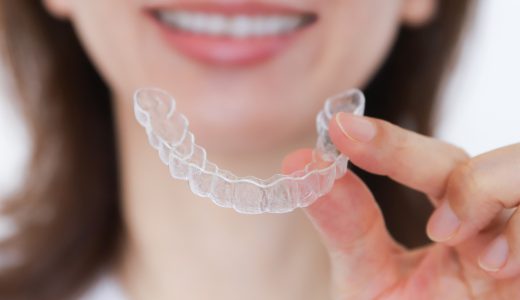 大人の歯列矯正は危険？後悔しないために知っておくべき6つのリスクと注意点